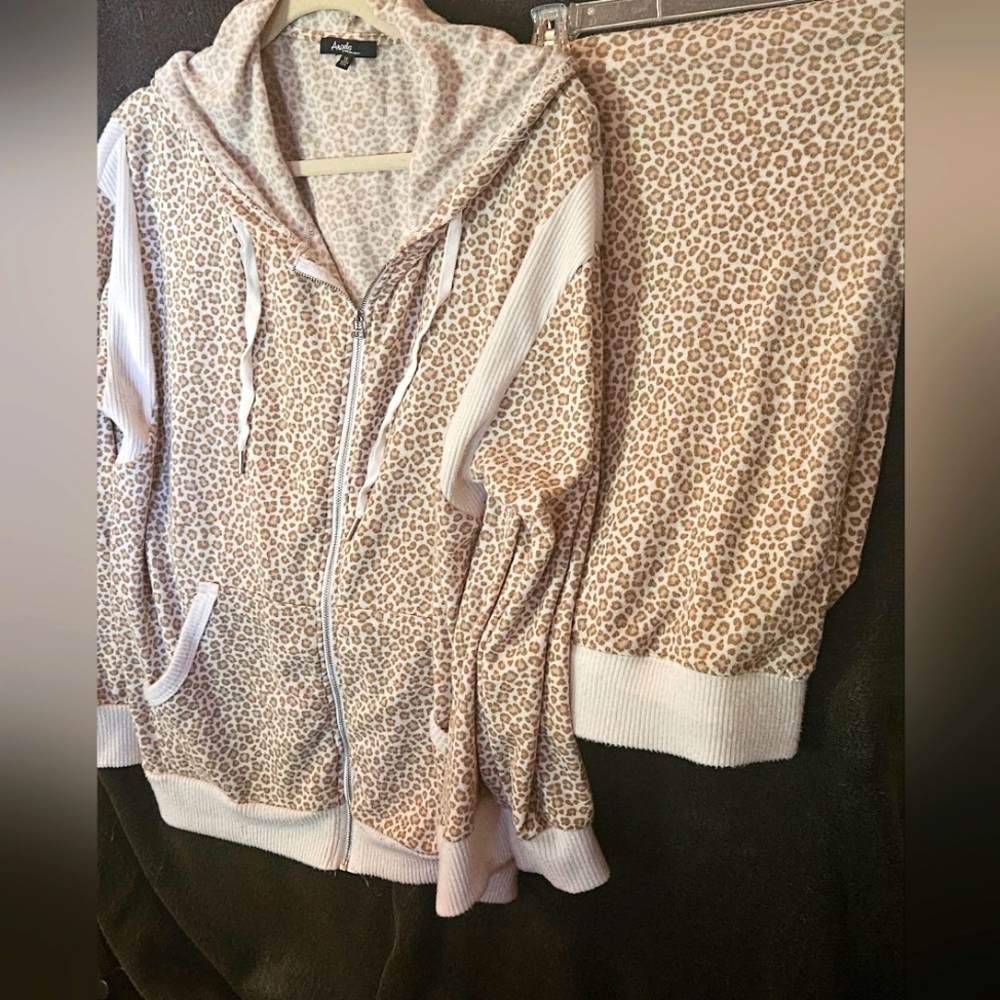 Angels Forever Young Cheeta Leopard Athletic Suit Top & Bottoms Size Women's 1X
